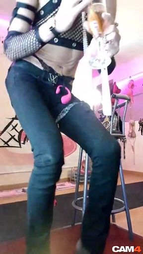 Une Bombe De Trav Francaise Fait Un Striptease En Live. Cage De Chastete Vanessabitchx Parisciennetrvprod91 Cam4