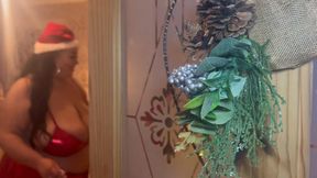 Voyeur peeping tom gets 2 BBWs under the Christmas tree. Amateur recording decorating the Kinkmas Tree.  Featuring JJ Jewel and Peggy DeVille.