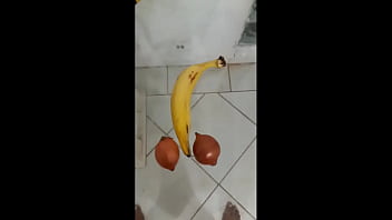 fiquei exitada e a primeira coisa que eu tinha a mao era um cacho de bananas !!! Paty bumbum fetiche por frutas