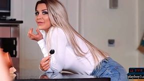 Blonde bombshell gives mind-blowing oral pleasure