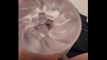 CLOSEUP CABEZA INCHADA Y GRUESA EN MASTURBADOR DE MANERA MANUAL