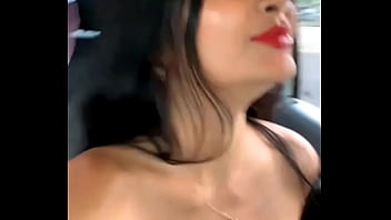 Chica desnuda conduciendo