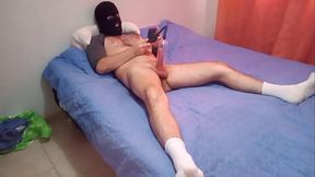 meto mi pene en la bomba de vacio mientras reviso mis mensajes