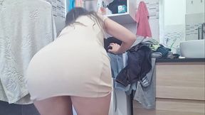 safada coloca a roupa pra lavar  mas tem uma supresa na bunda dela