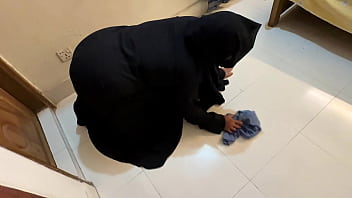 Hot MILF Stepmom Stuck Under Bed When She clean my room, just then i start masturbat by saw her big ass - Arab Muslim Sex