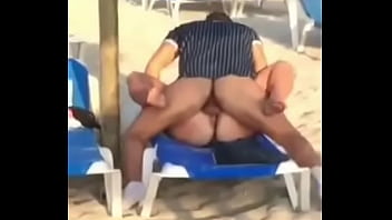 Pareja follan en la playa