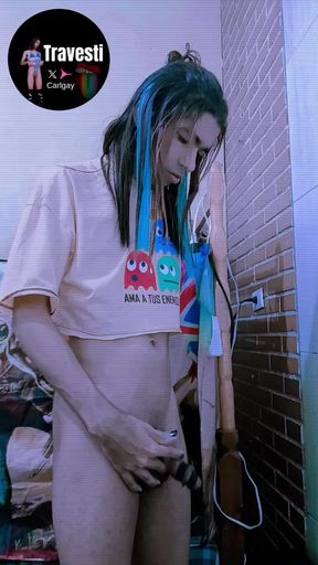 Puta MULHER TRANS de calcinha brincando com a PICA!