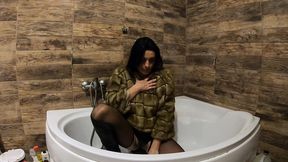 fur coat, ripped pantyhose & naughty bathtub pee play
