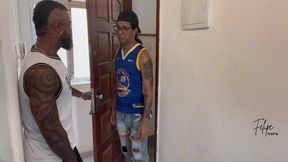 tatuado com tesao chama o visinho turista pra fuder