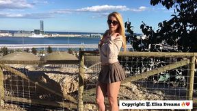 m’exhibant nue devant un voyeur qui me suit et se masturbe en me matant