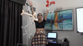 Calisa Blows and Twists Entertainer Balloons (MP4 - 720p)