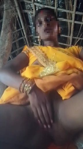 Bhabhi Yellow Saree Me Chut Dikha Rahi Hai Ungli Dal Kar Pani Nikal Diya