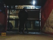 porno anal en publico mientras pasan autos y miran