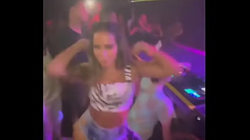 Anitta gostosa rebolando em balada