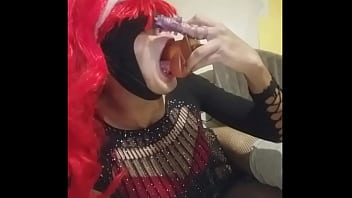 mis dildos llegando lo m&aacute_s profundo que pueden en mi garganta