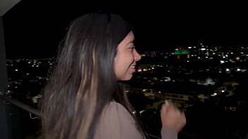 Mexicana de tetas perfectas es follada por una verga enorme en el balcó_n, Verito Aguas recibe una enorme polla en su estrecho coñ_o hú_medo