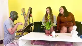 Twee seksy VRouwen kunnen niet wachten om hun gelukkige jongere man te ontmoeten die op het punt staat om