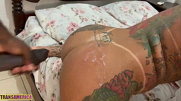 Novinha cheia de tatuagens não aguentou o tamanho da piroca do Angolano e chorou quando ele botou tudo no cuzinho dela