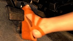 Pedalpumping in brown platform wedges