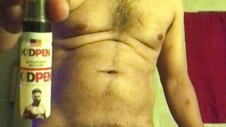 Azgın yalnız adam devasa penisini okşadıktan sonra onu anüsüne alıyor.