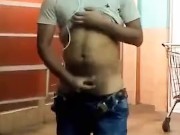 HETERO CURIOSO SE PAJEA EN BAÑO PUBLICO