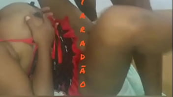 Safada gozando junto e indo porra no cu