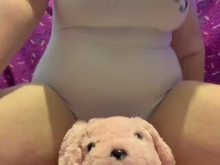 Curvy gal Pillow Humps and Bangs her Toy until this babe Cums