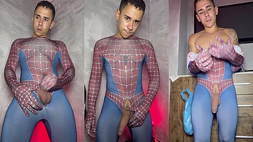 Homem aranha dotado gozando