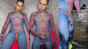 Homem aranha dotado gozando