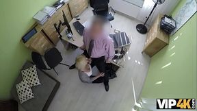 VIP4K. L'_agent la chatte serr&eacute_e de l'_jeunes puis il approuve le pr&ecirc_t des filles