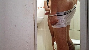 PADASTRO VENDO INTIADA TOMAR BANHO ELI ESTAVA ESPIANDO ELA SE MASTURBAR E ACABOU FODENDO SEU CU continua no red