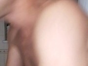 Tutto arrapato mi sego sotto la doccia pipì finale
