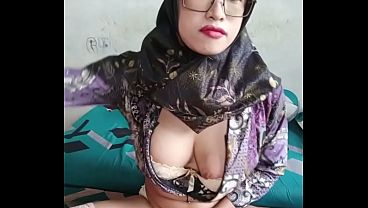 Hijab Shemale Enjoying Self Masturbation
