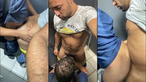 casados fazendo sexo no banheiro publico enquanto aguardam o proximo trem.