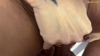 Loira MILF tem seu CU e sua BUCETA fodidas pelo fot&oacute_grafo, come ele numa INVERS&Atilde_O gostosa e termina com a cara GOZADA