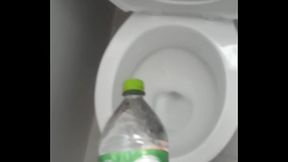Garrafinha cheia de &aacute_gua punheta