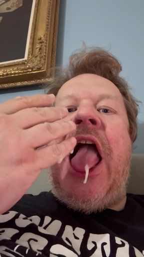 Amateur dad enjoys a cuckquean and swallows her cum