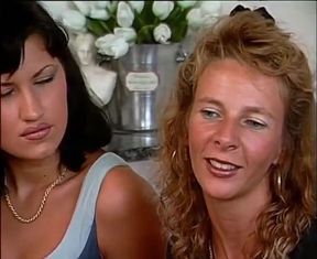 Deutsche Milf lehrt blonde, wie man Dreier ist