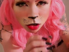 Linda e inocente cosplay segue os comandos do seu mestre em