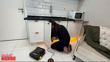 Doeu! Mas essa jovem casada, de c&uacute_ apertado, fez sexo anal com o marceneiro