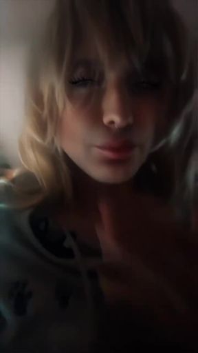 Kisses Bella