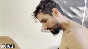 LUIGGI - PUTÃO FODIDO POR UM MORADOR DE RUA - SEXO GAY BAREBACK
