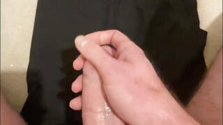 Eerste keer voyeurvideo: Britse gespierde mannen strelen enorme piemels, neuken konten en spuiten gigantische hoeveelheden sperma.