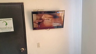 En Trio Con Compañeros De Trabajo Pagando Deuda Atrasada