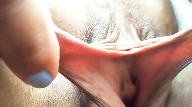 CUMSHOT ON STRETCHED PUSSY