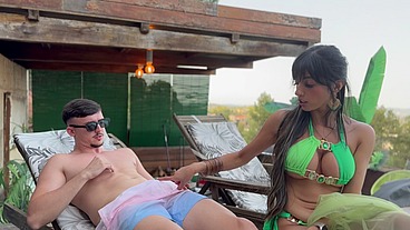 I fuck a Stranger in the Pool - Aaliyah Yasin