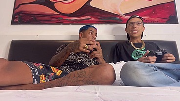 Chamei meu amigo gay pra ficar jogando videogame acabei tirando a pica pra fora ele ficou louco pra colocar o boção na caceta
