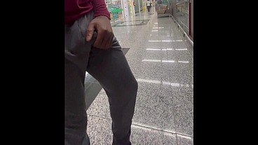 Andando sem cueca no super mercado