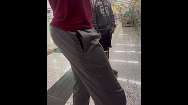 Andando sem cueca no super mercado