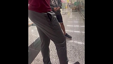 Andando sem cueca no super mercado